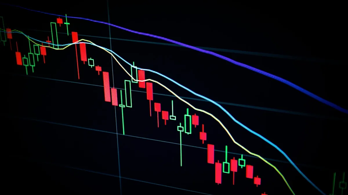 Wykres cenowy kryptowaluty i analiza trendu na ekranie